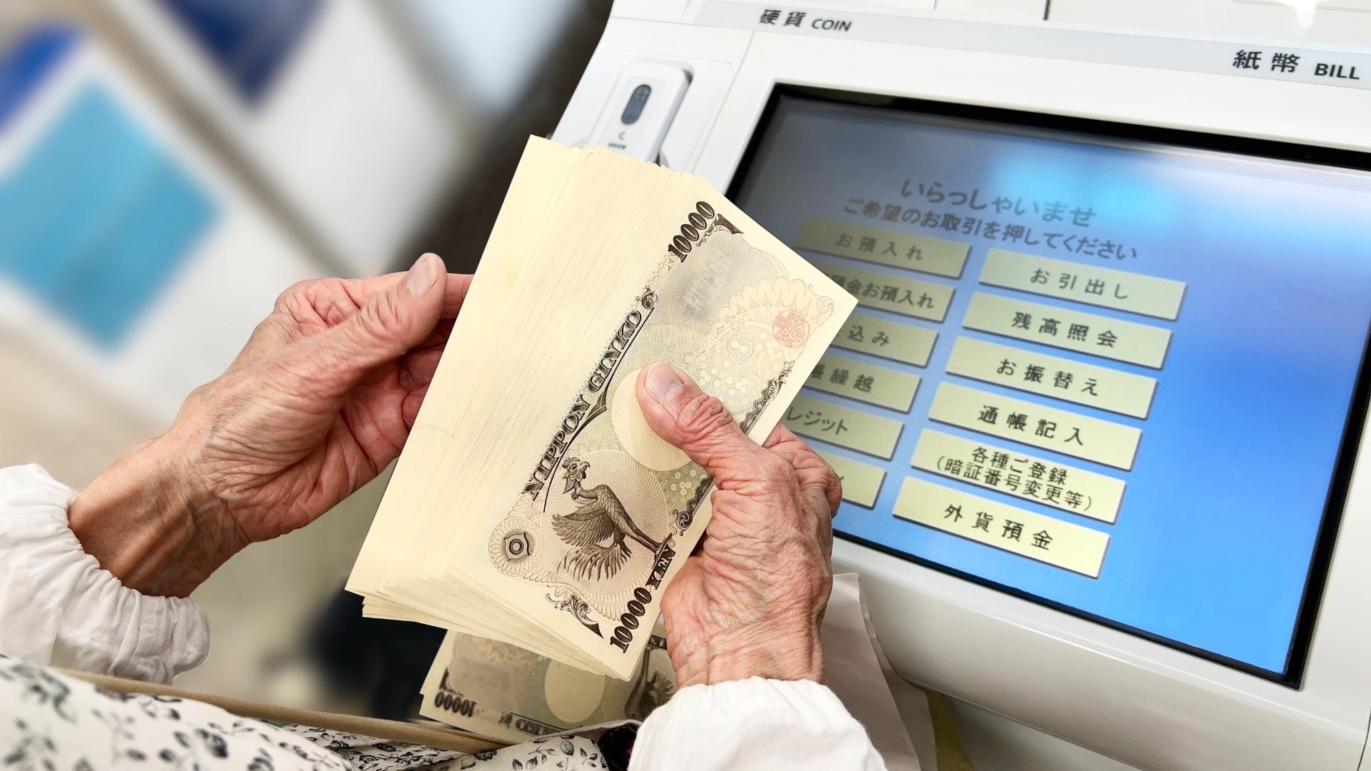 【個人金融資産】75歳以上「ATM利用上限30万円」に賛否の声　「高齢者のお金の管理」は国が制限？ 自己責任？